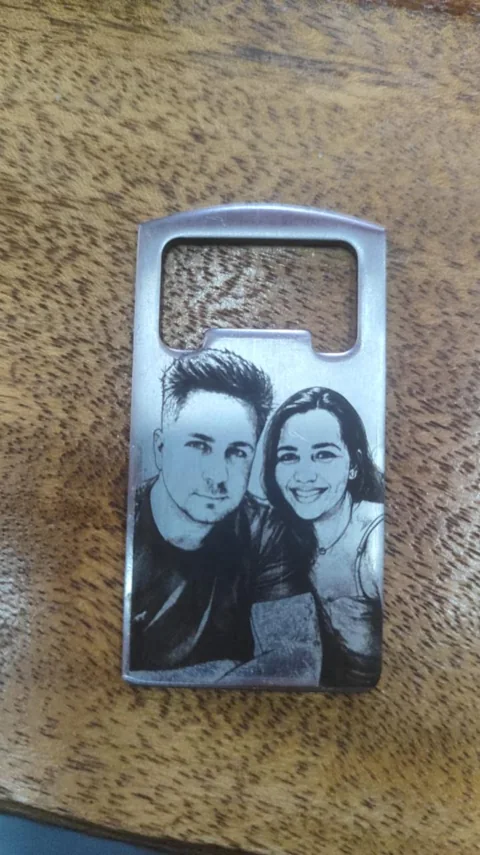 Abridor metálico com foto de um casal gravada a laser