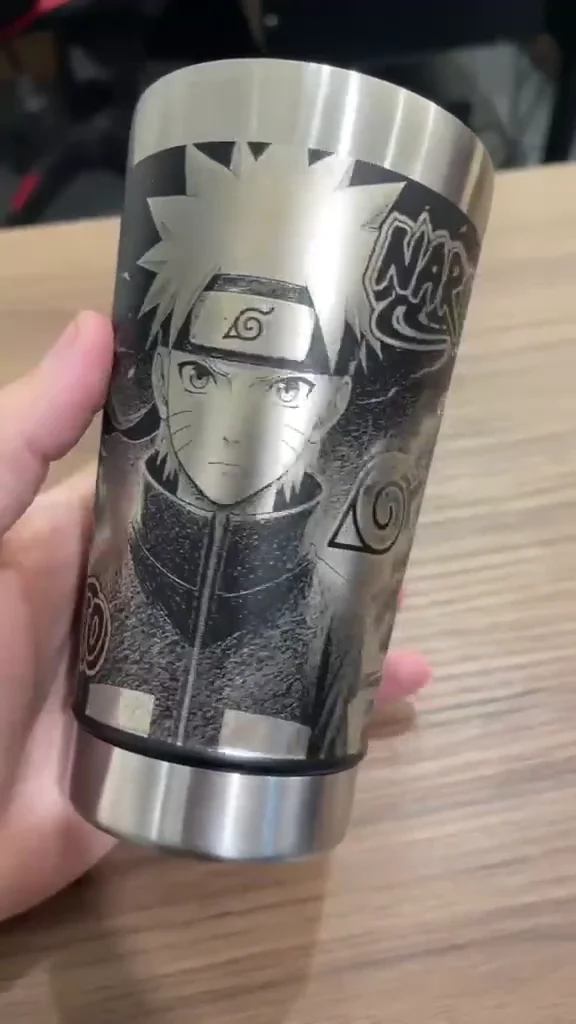 Copo metálico com arte detalhada de personagens gravada em 360 graus